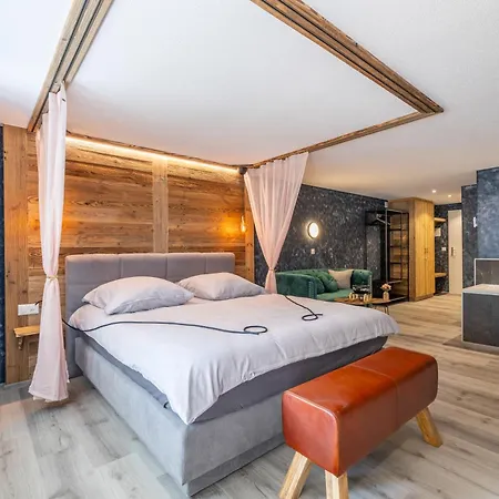 Lady Hamilton Apartment